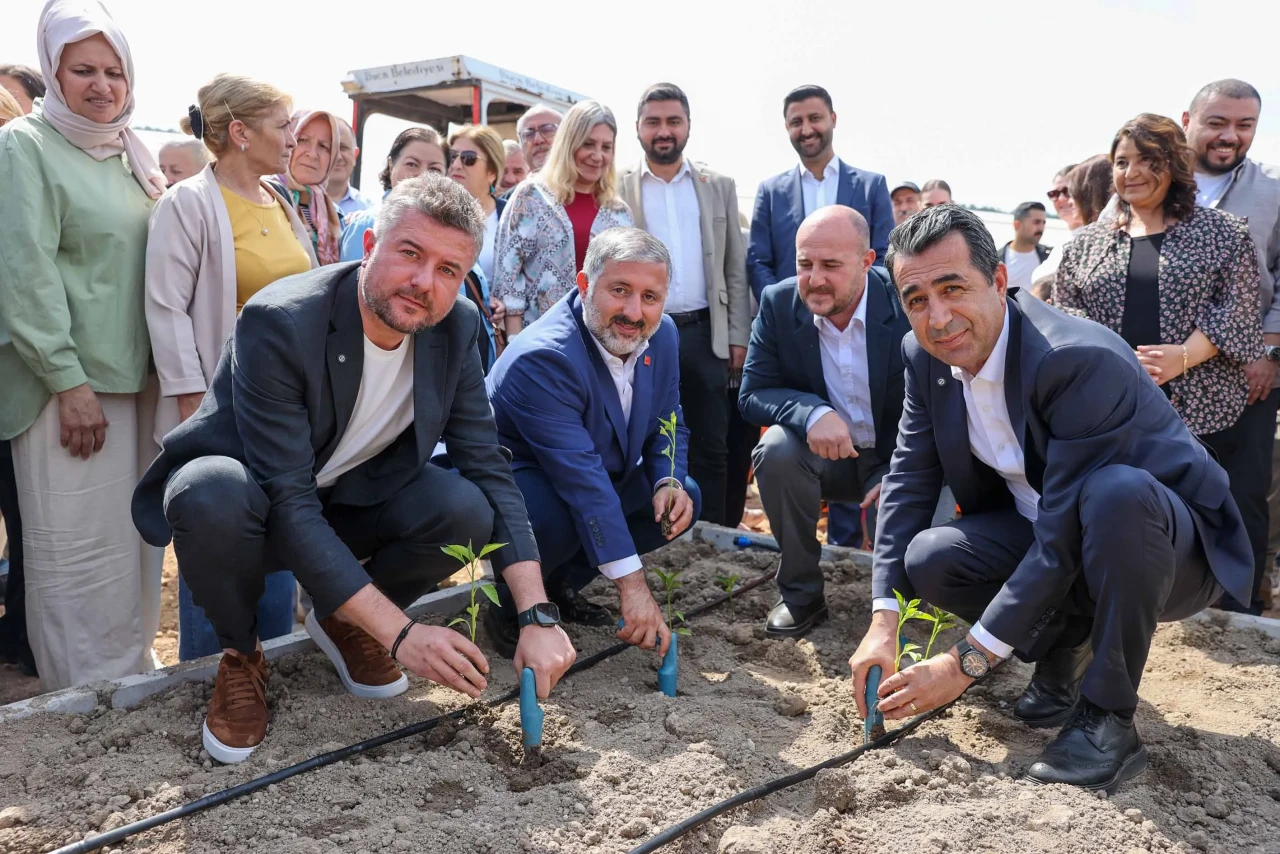 Buca'da "Umut Dolu Bin Fide" Toprakla Buluşturuldu!