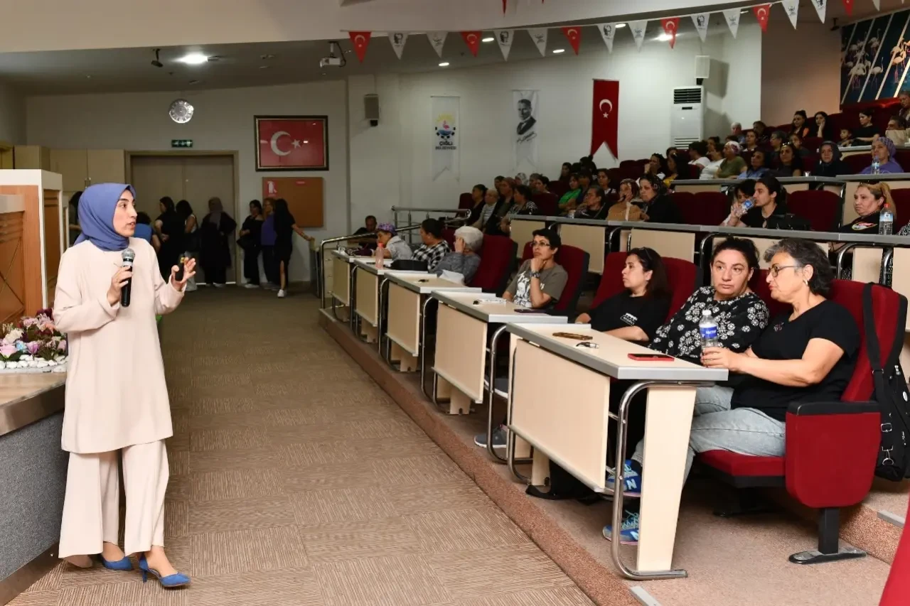 Çiğli Belediyesi’nin ev sahipliğinde kadınlara sağlıklı yaşam paneli