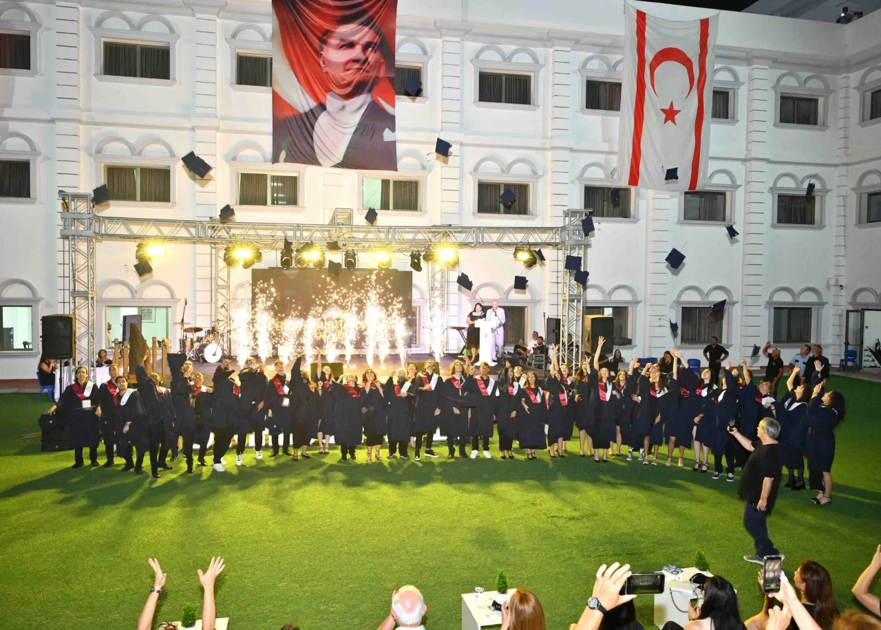 Yakın Doğu Yeniboğaziçi Koleji’nde Mezuniyet Töreni Müzikal Bir Şölene Dönüştü