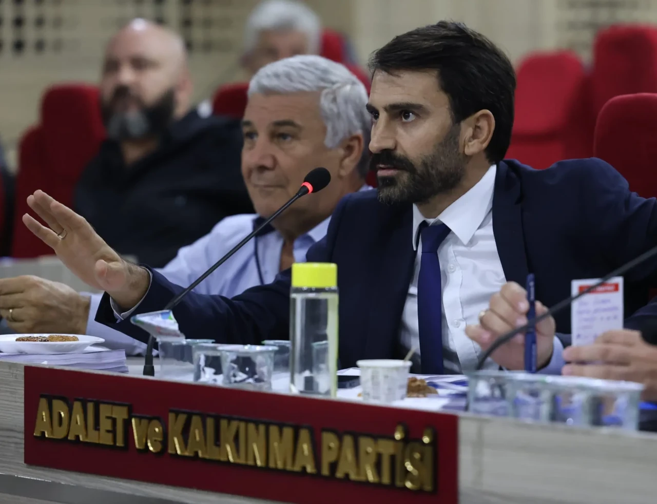 AK Partili Kişili’den temizlik çıkışı: Çöpü toplamak ilçenin taşımak Büyükşehir’in işidir