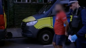 Çin’e 40 bin çalıntı telefon gönderen çete tek bir iPhone sinyali sayesinde çökertildi