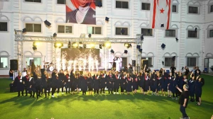 Yakın Doğu Yeniboğaziçi Koleji’nde Mezuniyet Töreni Müzikal Bir Şölene Dönüştü