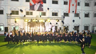 Yakın Doğu Yeniboğaziçi Koleji’nde Mezuniyet Töreni Müzikal Bir Şölene Dönüştü