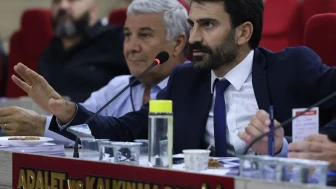 AK Partili Kişili’den temizlik çıkışı: Çöpü toplamak ilçenin taşımak Büyükşehir’in işidir