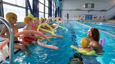 Buca’nın miniklerine ücretsiz eğitimden sonra şimdi de havuz keyfi