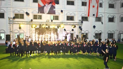 Yakın Doğu Yeniboğaziçi Koleji’nde Mezuniyet Töreni Müzikal Bir Şölene Dönüştü