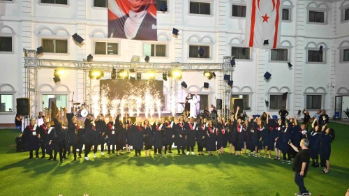 Yakın Doğu Yeniboğaziçi Koleji’nde Mezuniyet Töreni Müzikal Bir Şölene Dönüştü