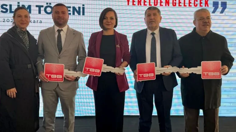Karabağlar Belediyesi’ne Yeni İş Makinesi Desteği