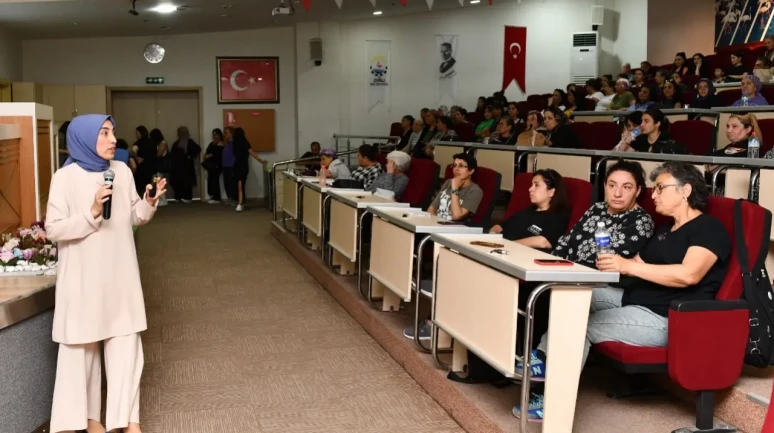 Çiğli Belediyesi’nin ev sahipliğinde kadınlara sağlıklı yaşam paneli