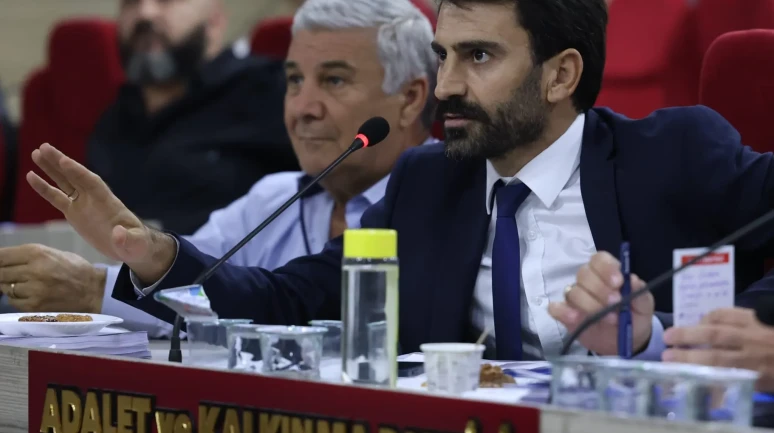AK Partili Kişili’den temizlik çıkışı: Çöpü toplamak ilçenin taşımak Büyükşehir’in işidir