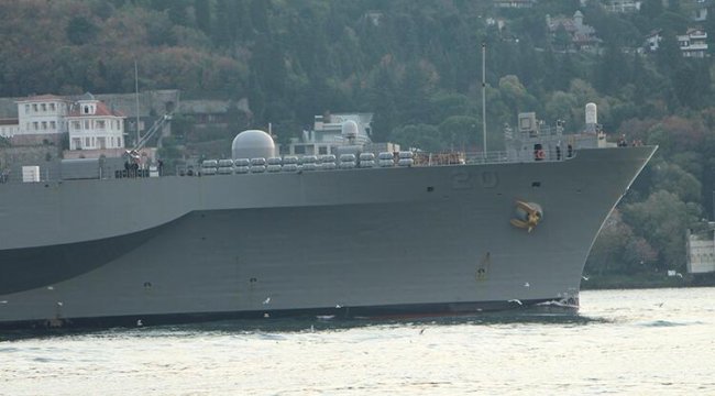ABD'nin amiral gemisi İstanbul Boğazı'ndan geçti
