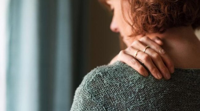Donuk omuz sendromu belirtileri ve tedavisi nedir? Nedeni stresli yaşam