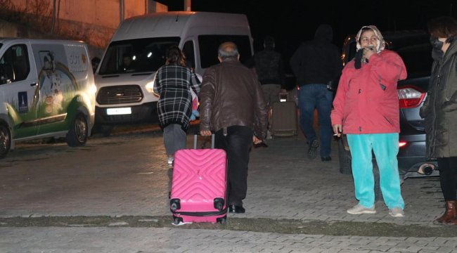 İzmir'de istinat duvarının çökmesi sonucu 2 apartman tahliye edildi