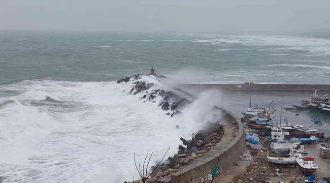 Meteoroloji uyarmıştı! İstanbul'da dev dalgalar... Balıkçı teknesini batırdı