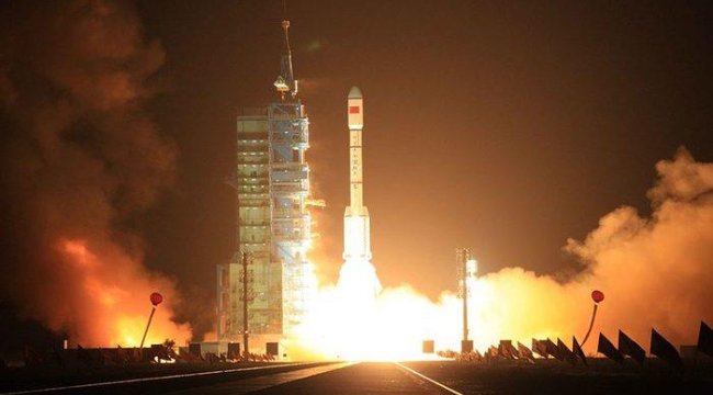 Çin, uzay istasyonuna yeni taykonot ekibini yolladı! Şıncou-14 mekiği uzay istasyonuna kenetlendi