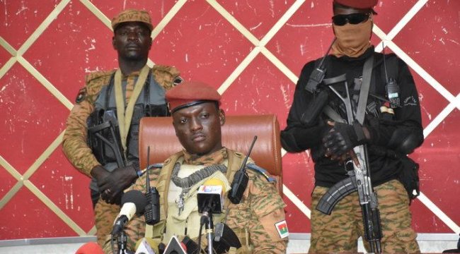 Burkina Faso'da darbe yapan ve iktidarı ele geçiren yüzbaşı İbrahim Traore, kameralar karşısına geçti