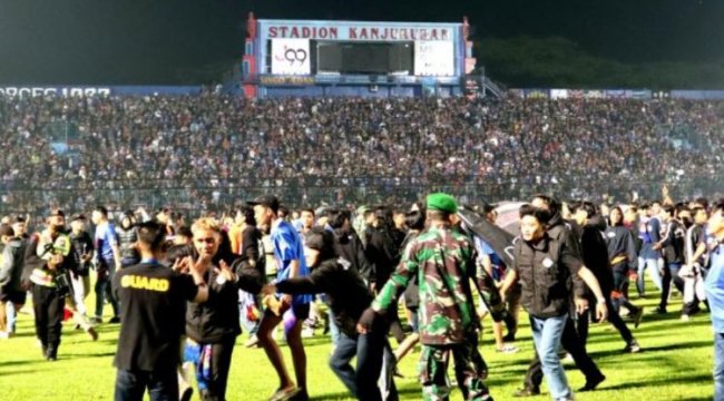 Endonezya'da maçta izdiham: 174 ölü