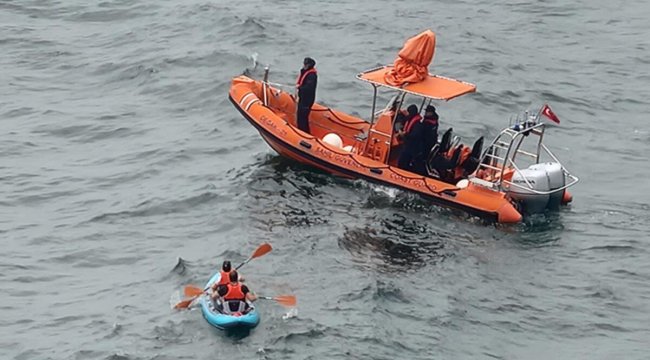 Şile'de denizde mahsur kalan kanocuları sahil güvenlik kurtardı