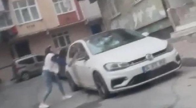 Genç kadına kimse engel olamadı! Otomobilin camlarını sopayla parçaladı
