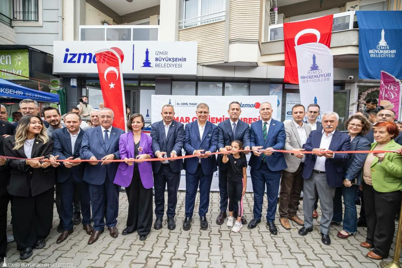 İlk alışverişi Başkan Tugay ve Başarır yaptı